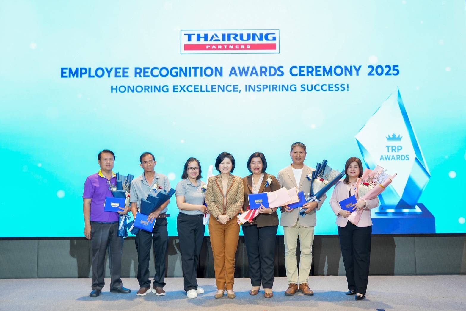 You are currently viewing ไทยรุ่ง กรุ๊ป ประกาศเกียรติคุณ และเชิดชูเกียรติพนักงาน ประจำปี 2567 เฉลิมฉลองความสำเร็จสุดยิ่งใหญ่ให้กับบุคลากรผู้เป็นกำลังสำคัญในการขับเคลื่อนองค์กร